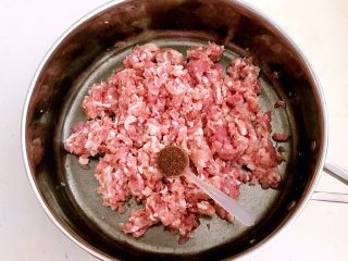 韭菜猪肉馅水饺,猪肉馅放入盆里，加入花椒粉