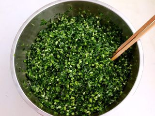 韭菜猪肉馅水饺,拌匀备用，先把韭菜裹上玉米油，这样拌馅就不会出水了