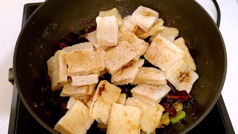 豆豉千页豆腐香辣虾,加入煎好的千叶豆腐