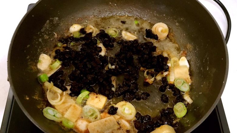 豆豉千页豆腐香辣虾,加入豆豉，翻炒2分钟