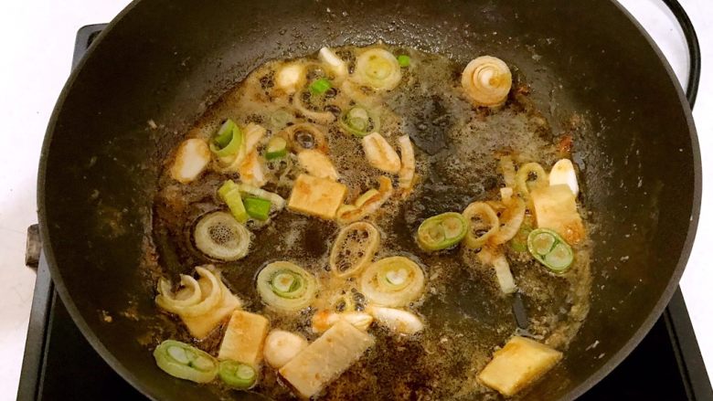 豆豉千页豆腐香辣虾,用煎虾的余油煸炒葱花，姜丝和蒜片，炒出香味