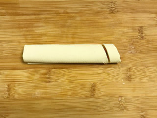 京酱肉丝,每隔两厘米左右切斜刀，切好后摆在盘子边上