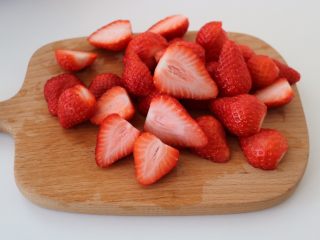 草莓鲜奶小方,草莓清洗干净切开