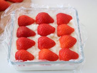 草莓鲜奶小方,容器中铺一层奶糊，盖一层草莓，再铺一层奶糊