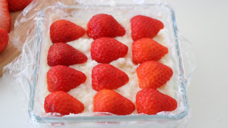 草莓鲜奶小方,容器中铺一层奶糊，盖一层草莓，再铺一层奶糊