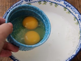 脏脏蛋挞,加入鸡蛋和蛋黄