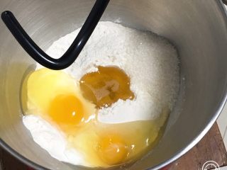 喜饼+椰蓉奶酪味,中筋粉和泡打粉放厨师机内，盐和细砂糖对角放，中间放发酵粉，再放花生油和鸡蛋。