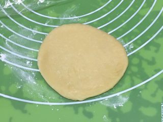 喜饼+椰蓉奶酪味,拿一个剂子擀成圆饼，其它的剂子不要离开保鲜膜，风化很厉害的。