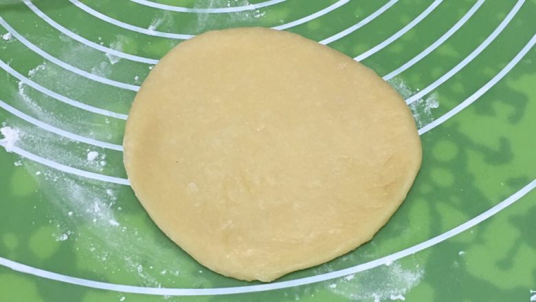 喜饼+椰蓉奶酪味,拿一个剂子擀成圆饼，其它的剂子不要离开保鲜膜，风化很厉害的。
