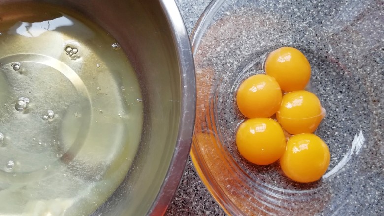 斑马纹戚风蛋糕(8寸),蛋清蛋黄分离。