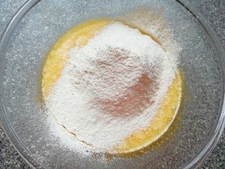 斑马纹戚风蛋糕(8寸),筛入低筋面粉。