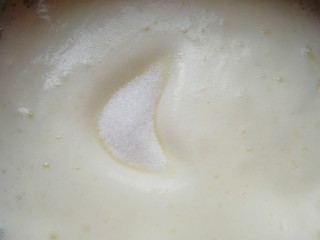 斑马纹戚风蛋糕(8寸),低速打发至泡沫细腻，第二次加入15g细砂糖。