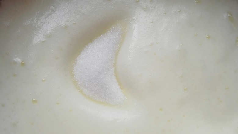 斑马纹戚风蛋糕(8寸),低速打发至泡沫细腻，第二次加入15g细砂糖。