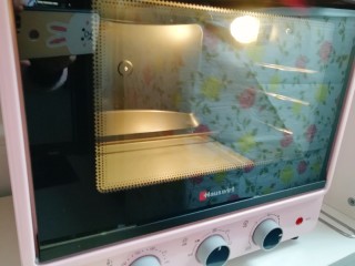 斑马纹戚风蛋糕(8寸),烤箱上下管160度预热。