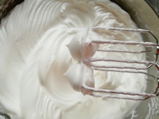 斑马纹戚风蛋糕(8寸),高速打发至提起打蛋器，打蛋器上的尖角坚挺竖立不弯。