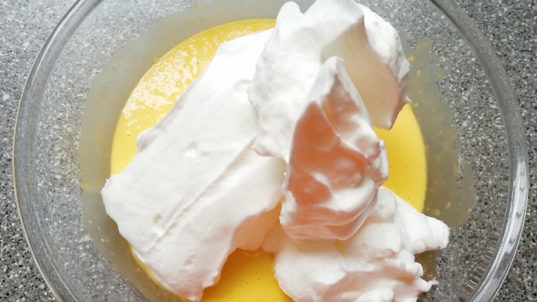 斑马纹戚风蛋糕(8寸),打发好的蛋白取三分之一加入到蛋黄糊里面，用硅胶刮刀采用切拌和翻拌的方法混合均匀。