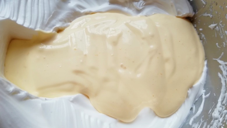 斑马纹戚风蛋糕(8寸),再把混合好的蛋黄糊倒回剩下的三分之二蛋白里面，继续混合均匀。