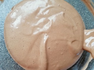 斑马纹戚风蛋糕(8寸),将混合好的蛋糕糊分一半出来，加入之前调好的可可粉液混合均匀。