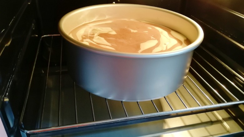 斑马纹戚风蛋糕(8寸),送入预热好的烤箱。