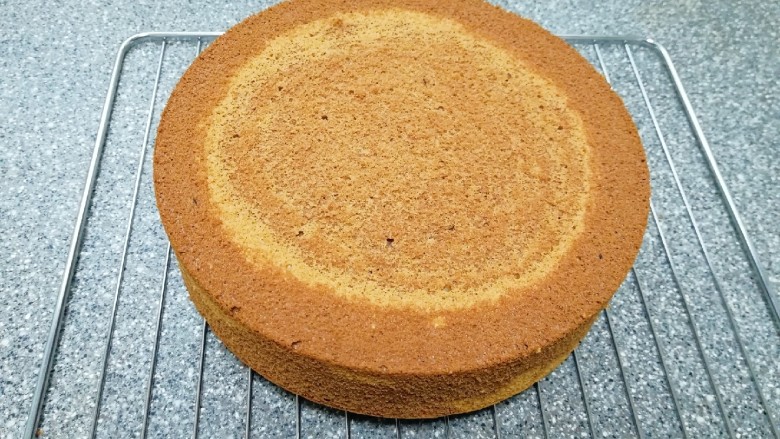 斑马纹戚风蛋糕(8寸),完整脱模的斑马纹戚风蛋糕。