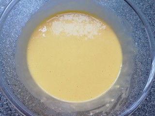 斑马纹戚风蛋糕(8寸),用手动打蛋器呈“Z”字形来回搅动至无干粉无颗粒。