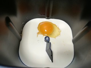 淡奶油餐包,面包机桶内加入淡奶油和牛奶，打入一个鸡蛋。