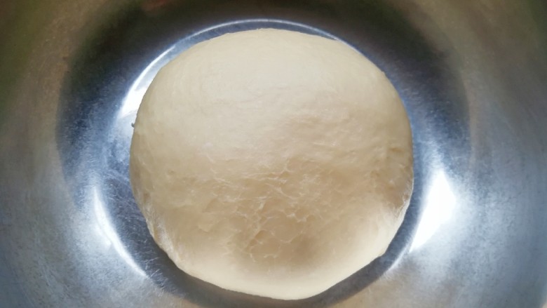淡奶油餐包,和面程序结束以后取出面团整形，放在盆里盖上保鲜膜发酵至两倍大。