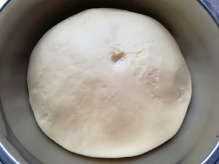 淡奶油餐包,手指沾干粉在面团上戳个洞，不回缩即发酵好了。