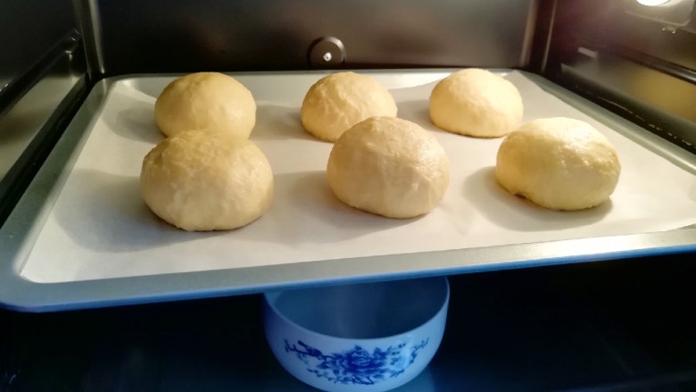 淡奶油餐包,烤箱调至“发酵”功能，放入一碗热水，将面包生胚送入烤箱二次发酵。