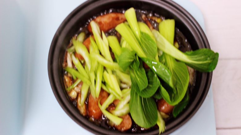 营养又养胃的快手火腿肠芹菜炒面,加入切好的芹菜丝和小油菜。
