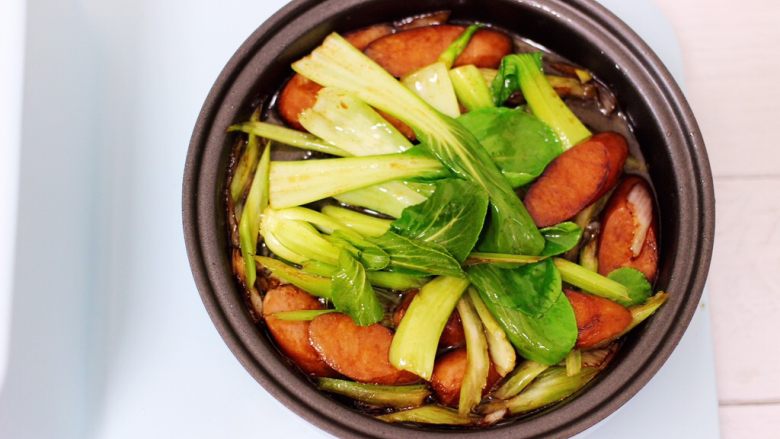 营养又养胃的快手火腿肠芹菜炒面,继续翻炒至芹菜和小油菜变色。