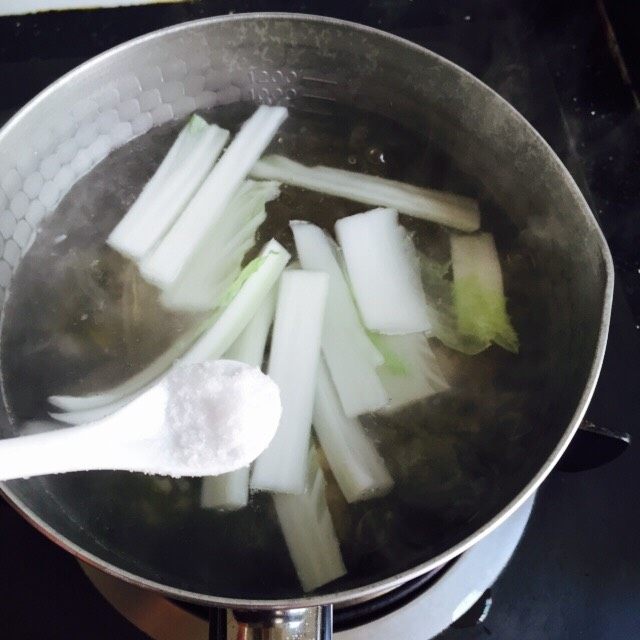 #猪五花#紫菜肉丸子大白菜粉丝汤,加入1小茶匙盐
