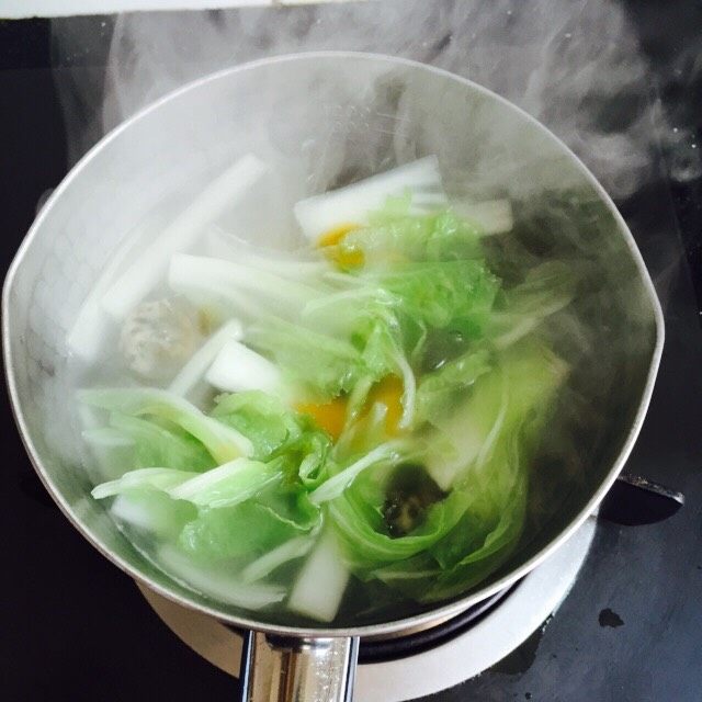 #猪五花#紫菜肉丸子大白菜粉丝汤,搅拌均匀即可