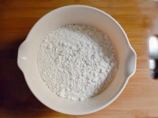 海米韭菜鸡蛋水饺,准备400g面粉。
