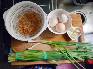 海米韭菜鸡蛋水饺,准备饺子馅所需的食材，海米提前一个小时用温水泡发。
