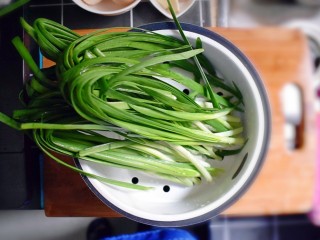 海米韭菜鸡蛋水饺,将韭菜摘好，洗干净，并沥干水分。