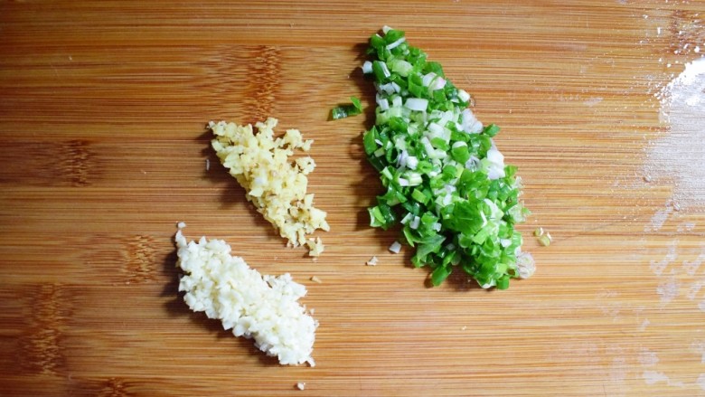 海米韭菜鸡蛋水饺,将葱切成葱花，蒜和姜切成蒜末和姜末。