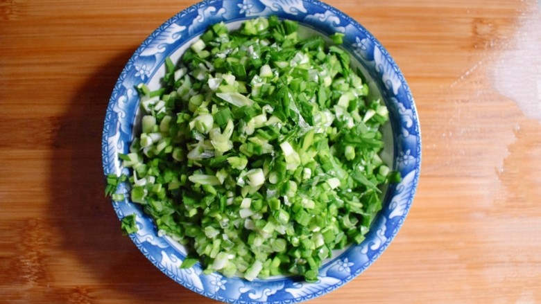 海米韭菜鸡蛋水饺,沥干的韭菜切碎，备用。