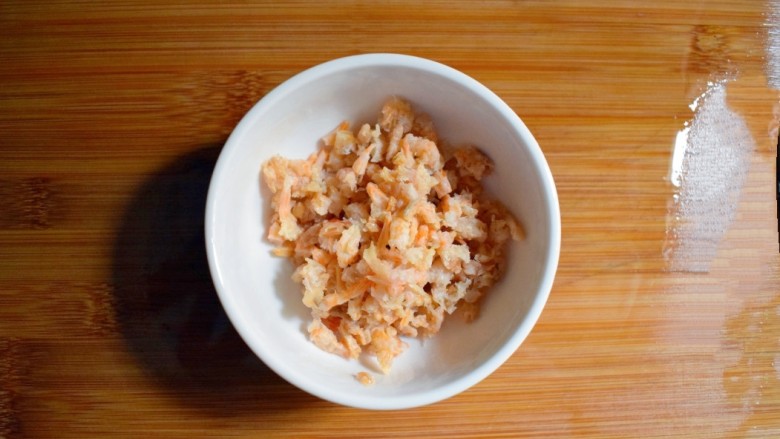 海米韭菜鸡蛋水饺,沥干的海米也切碎，备用。