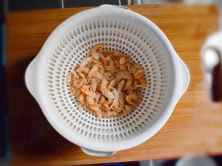 海米韭菜鸡蛋水饺,将泡发的海米洗净，并沥干水分。