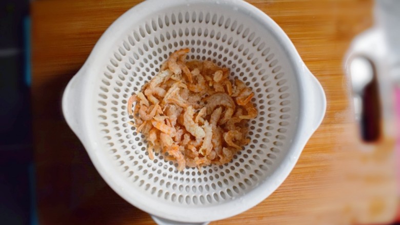海米韭菜鸡蛋水饺,将泡发的海米洗净，并沥干水分。
