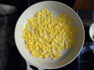 海米韭菜鸡蛋水饺,倒入蛋液，待蛋液稍成型后，用木铲打散。