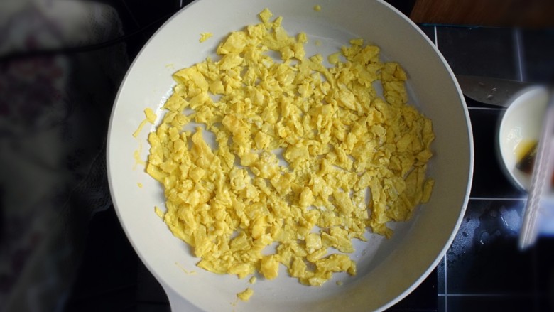 海米韭菜鸡蛋水饺,倒入蛋液，待蛋液稍成型后，用木铲打散。
