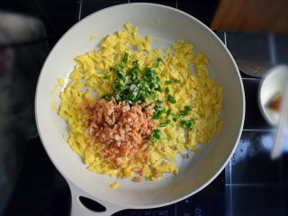 海米韭菜鸡蛋水饺,加入切好的虾皮、葱花、蒜末、姜末。