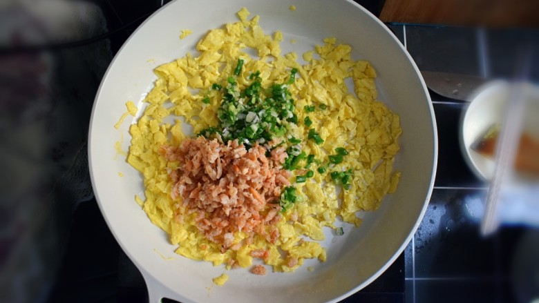 海米韭菜鸡蛋水饺,加入切好的虾皮、葱花、蒜末、姜末。