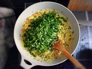 海米韭菜鸡蛋水饺,关火，加入韭菜，利用余热翻炒均匀。