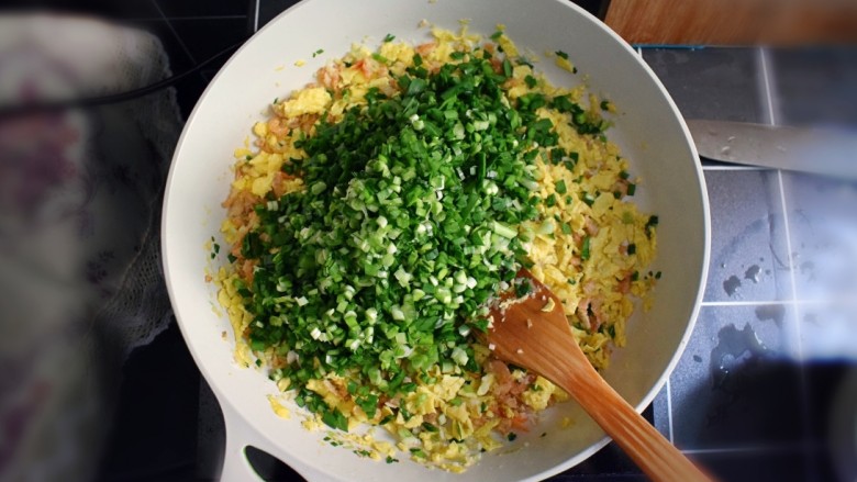 海米韭菜鸡蛋水饺,关火，加入韭菜，利用余热翻炒均匀。