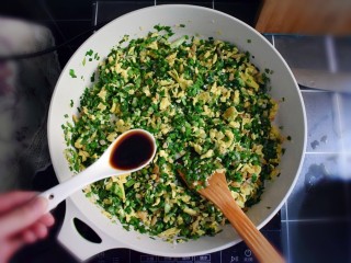 海米韭菜鸡蛋水饺,加入两勺生抽。