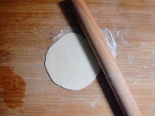 海米韭菜鸡蛋水饺,揪大小合适的面剂子，擀成边缘薄，中间厚的饺子皮。