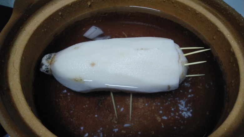 糯米藕,将莲藕放入砂锅中，加入摸过莲藕的清水。